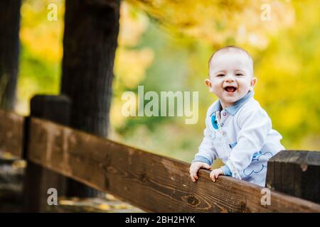 Porträt von glückliches Baby Boy im freien Stockfoto