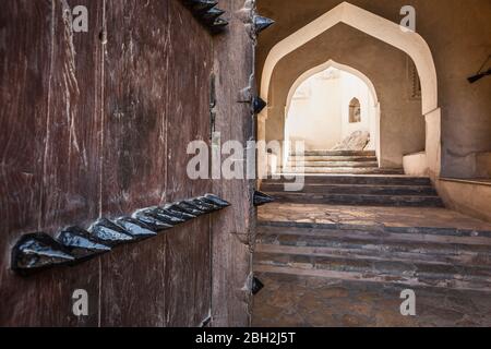 Oman, Ad Dakhiliyah, Bahla, Spiked Tür und gewölbte Treppe in Bahla Fort Stockfoto