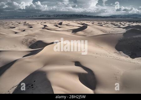 USA, Kalifornien, Low-Level Luftaufnahmen von Cadiz Dunes in Mojave Wüste Stockfoto