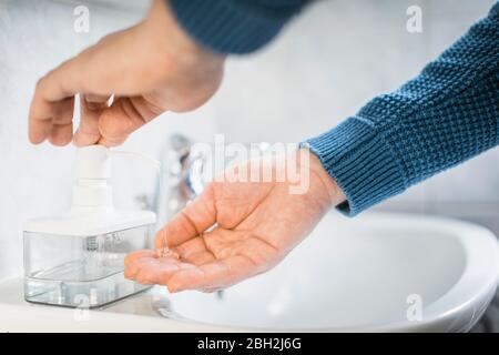 Mann, der sich die Hände mit Flüssigseife wascht, Nahaufnahme Stockfoto