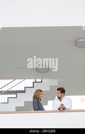 Geschäftsfrau und Arzt im Krankenhaus sprechen Stockfoto