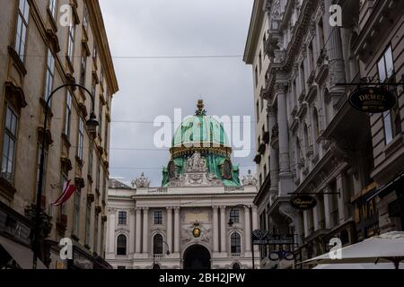 Wien, Österreich - 6. Juni 2019: Blick auf die Wiener Innenstadt mit dem Michaelflügel im Hintergrund Stockfoto