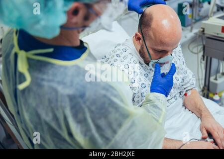 Arzt, der dem Patienten in der Notaufnahme eines Krankenhauses künstliche Beatmung gibt Stockfoto