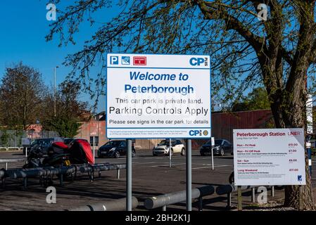 Parkplatz am Bahnhof Peterborough während der Sperrung des Coronavirus Covid-19. Normalerweise mit Autos verpackt ist leer, während Pendler von zu Hause aus arbeiten Stockfoto