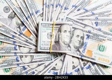 US-Dollar: ungepflegte Fan von verschiedenen US-Dollarnoten Blick von Oben auf die Geschäftsidee auf farbigem Hintergrund. Stockfoto