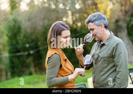 Paar trinken Rotwein auf dem Land Stockfoto