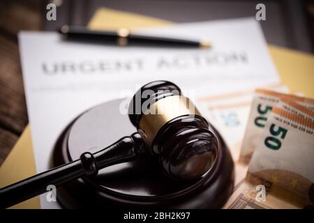 Richter s Hammer Gavel. Gerechtigkeit und Euro-Geld. Euro-Währung. Finanzielles, europäisches Konzept Stockfoto