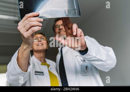 Zwei Ärzte diskutieren Röntgenbild Stockfoto