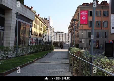 Mailand in der Sperre für den Covid 19 Notfall. Corso Como, eine der belebtesten Straßen für Shopping und Nachtleben, jetzt leer und verlassen. Stockfoto