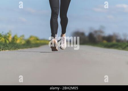 Jogginghose auf Feldweg, Taille unten Stockfoto