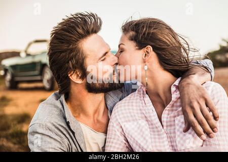 Liebevolles Paar küssen auf dem Land Stockfoto