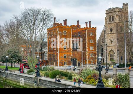 LONDON - Blick auf Lambeth Palace und Menschen, die von der Lambeth Bridge an der Themse entlang spazieren Stockfoto