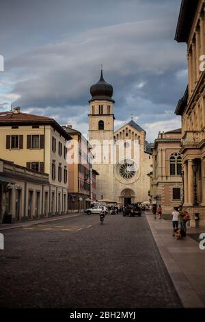 Trient, Italien - 15. August 2019: Blick auf die Kathedrale von Trient (Cattedrale di San Vigilio) in der Altstadt Stockfoto