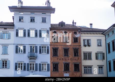 Trient, Italien - 15. August 2019: Blick auf die traditionellen Altbauten in der Altstadt Stockfoto