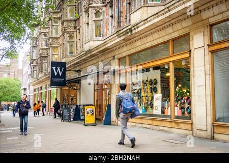 LONDON - MAI 2019: Student, der an Waterstones Buchhandlung neben dem University College London Campus in Bloomsbury vorbeigeht Stockfoto