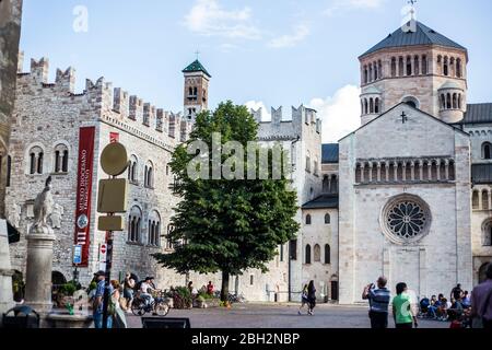 Trient, Italien - 15. August 2019: Blick auf die Kathedrale und Altstadt von Trient im Sommer Stockfoto