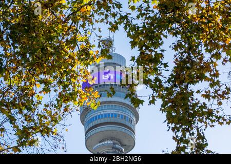 LONDON- BT Tower, Hauptsitz der British Telecom, einem britischen multinationalen Telekommunikationsunternehmen Stockfoto