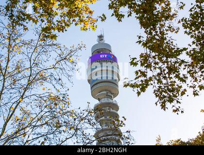 LONDON- BT Tower, Hauptsitz der British Telecom, einem britischen multinationalen Telekommunikationsunternehmen Stockfoto