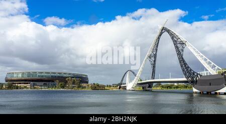 Matagarup Bridge eine Hängeseil Stahlseil blieb Fußgängerbrücke über den Swan River und Optus Stadium Perth Western Australia. Stockfoto