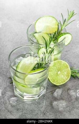 Frisches Getränk mit Gurke, Limette und Rosmarin. Kalte Limonade im Sommer Stockfoto