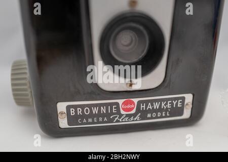 Nahaufnahme der analogen Kodak Brownie Hawkeye Filmkamera, 7. Februar 2020. () Stockfoto