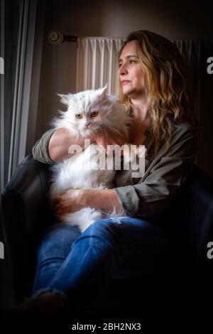 Bild einer Frau mit ihrer withe Katze Stockfoto