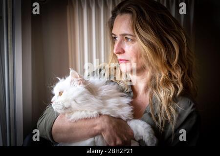 Bild einer Frau mit ihrer withe Katze Stockfoto