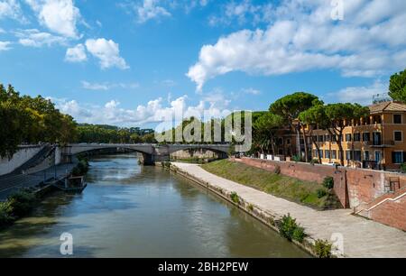 Italien, Rom, Panoramablick auf den Tiber mit der Tiberina-Insel auf der rechten Seite Stockfoto