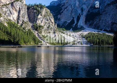 Lago di Prags, Italien - 14. August 2019: Menschen in Booten im Lago di Prags bei Sonnenuntergang Stockfoto