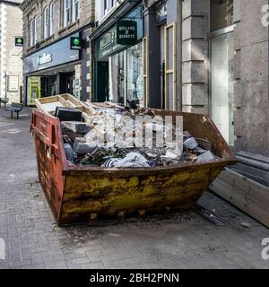 Ein Gebäude voller Trümmer in einer Straße im Zentrum von Newquay in Cornwall. Stockfoto