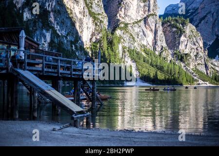 Lago di Prags, Italien - 14. August 2019: Menschen in Booten im Lago di Prags bei Sonnenuntergang Stockfoto