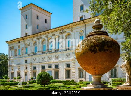 Rom, Italien - 19. Juli 2018: Villa Borghese, der Palast vom Garten aus gesehen Stockfoto