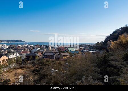 Schöne Szenen von japanischen Haus in Kamakura Stadt und dem Strand. Kamakura, Kanagawa, Japan Februar 11,2020 Stockfoto