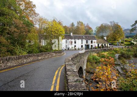 The Falls of Dotart Inn an der Brücke über die Wasserfälle am Fluss Dotart in Killin in Stirling, Schottland, in der Nähe des Westens Stockfoto