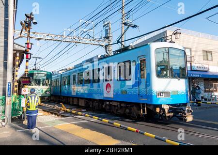 Japanische Züge fahren auf der Eisenbahn am Hase Bahnhof, Kanagawa, Japan. Februar 12,2020 Stockfoto