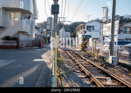 Japanische Züge fahren auf der Eisenbahn am Hase Bahnhof, Kanagawa, Japan. Februar 12,2020 Stockfoto