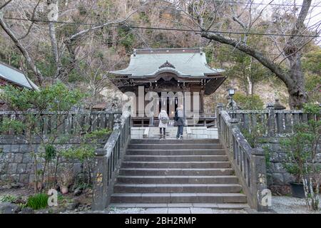 Mitama-Schrein, der ein alter Schrein in Kamakura Stadt und dem Strand ist. Kamakura, Kanagawa, Japan Februar 11,2020 Stockfoto