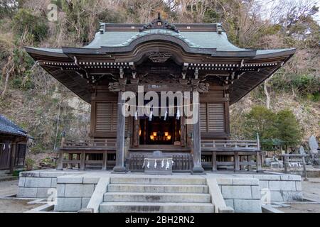 Mitama-Schrein, der ein alter Schrein in Kamakura Stadt und dem Strand ist. Kamakura, Kanagawa, Japan Februar 11,2020 Stockfoto