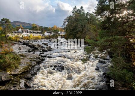 Die Wasserfälle von Dochart Kaskadieren Wasserfälle am Fluss Dochart in Killin in Stirling, Schottland, nahe dem westlichen Ende von Loch Tay. Stockfoto