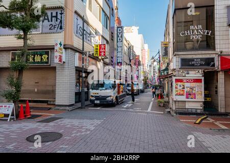 Ueno Okachimachi Nachbarschaft mit vielen Geschäften und Geschäften in der Morgenzeit. Tokio, Japan Februar 13,2020 Stockfoto