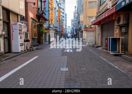 Ueno Okachimachi Nachbarschaft mit vielen Geschäften und Geschäften in der Morgenzeit. Tokio, Japan Februar 13,2020 Stockfoto