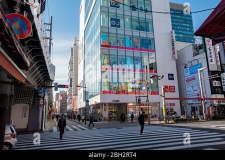 Ueno Okachimachi Nachbarschaft mit vielen Geschäften und Geschäften in der Morgenzeit. Tokio, Japan Februar 13,2020 Stockfoto