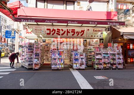 Drogerie in Ueno Okachimachi Nachbarschaft mit vielen Geschäften und Geschäften in der Morgenzeit. Tokio, Japan Februar 13,2020 Stockfoto