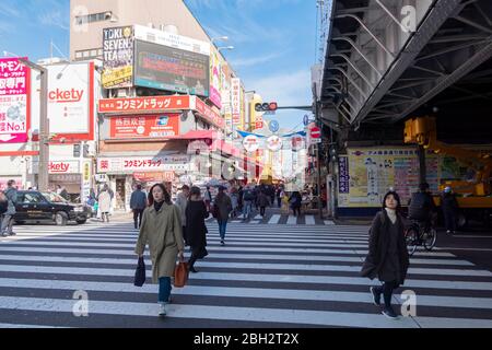 Ueno Okachimachi Nachbarschaft mit vielen Geschäften und Geschäften in der Morgenzeit. Tokio, Japan Februar 13,2020 Stockfoto