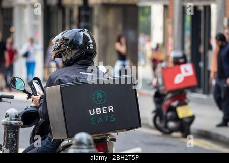 Uber Isst Lieferkurier Für Lebensmittel. Uber Isst Scooter. Uber Easts Food Courier London. Stockfoto