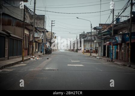 Ein Blick auf die leere Straße vor dem Sturm Stockfoto