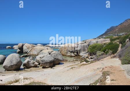 Große Granitfelsen am Boulders Beach in Simon's Town. Kap-Halbinsel, Indischer Ozean, Südafrika, Afrika. Stockfoto