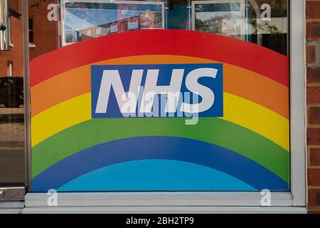 Burnham, Buckinghamshire, Großbritannien. April 2020. Ein farbenfroher NHS-Regenbogen in einem Estate Agents-Fenster in der Burnham Village High Street während der Coronavirus Pandemic Lockdown. Kredit: Maureen McLean/Alamy Live News Stockfoto