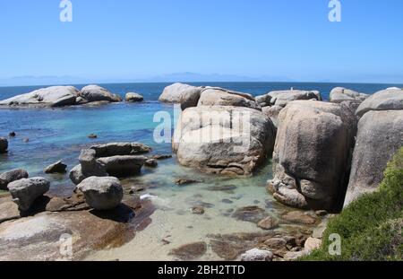 Große Granitfelsen am Boulders Beach in Simon's Town. Kap-Halbinsel, Indischer Ozean, Südafrika, Afrika. Stockfoto