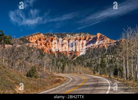 Felsformationen am Markagunt Plateau, Ende Oktober von der Autobahn 14 in der Nähe von Cedar Breaks National Monument, Utah, USA gesehen Stockfoto